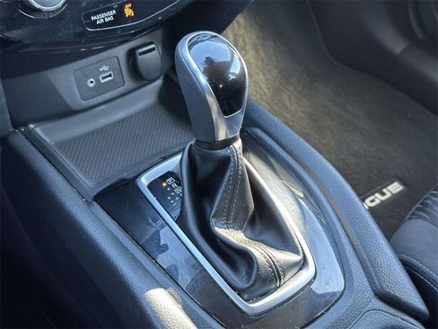 Used 2020 Nissan Rogue SV image 6