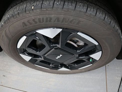 Used 2025 Kia Carnival EX FWD image 9