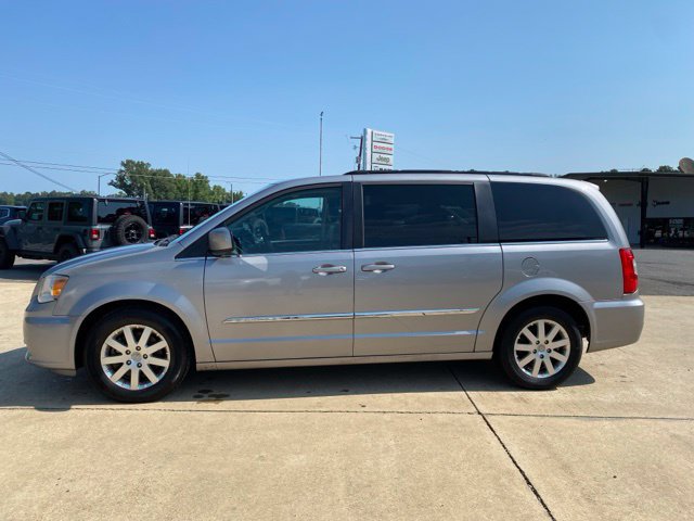 Used 2016 Chrysler Town & Country Touring FWD image 2