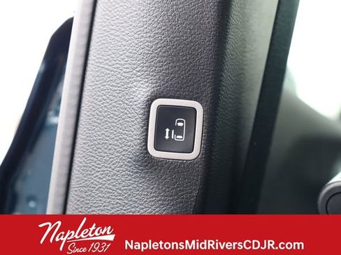 Used 2025 Chrysler Pacifica Select image 23