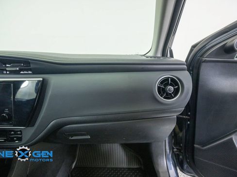 Used 2018 Toyota Corolla LE FWD image 40