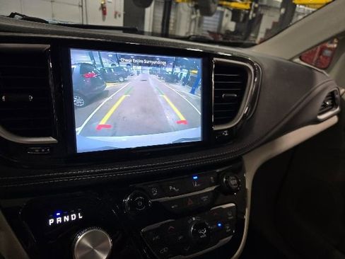 Used 2024 Chrysler Pacifica Touring-L FWD image 15