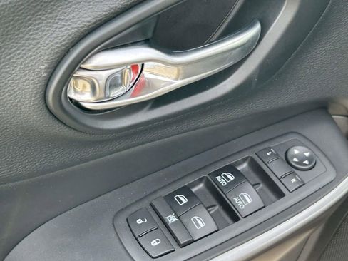 Used 2019 Jeep Cherokee Latitude Plus w/ Comfort/Convenience Group image 21