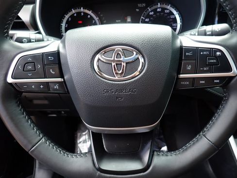 Used 2024 Toyota Highlander XLE AWD/4WD image 18