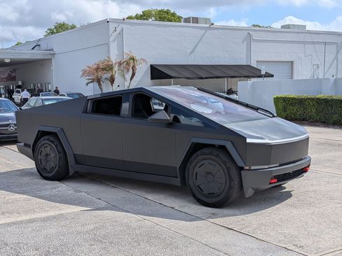 Used 2024 Tesla Cybertruck AWD Crew Cab image 5