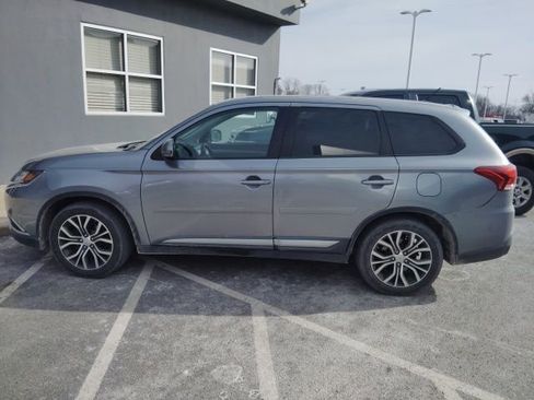 Used 2016 Mitsubishi Outlander SE image 3