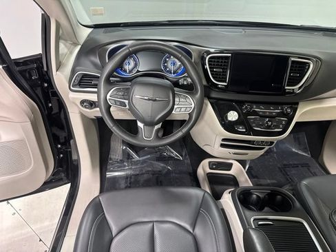 Used 2024 Chrysler Pacifica Touring-L FWD image 17