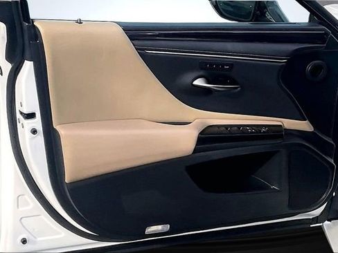 Used 2019 Lexus ES 300h w/ Accessory Package 2 image 22