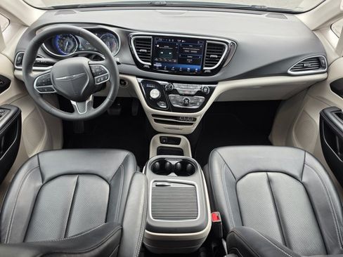 Used 2024 Chrysler Pacifica Touring-L FWD image 14