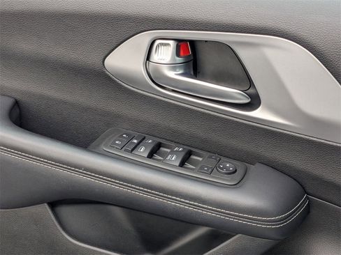 Used 2023 Chrysler Pacifica Touring image 17