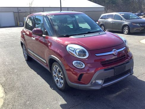 Used 2017 FIAT 500L Trekking w/ Dual-Pane Sunroof Package image 2