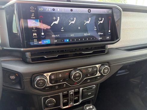Used 2025 Jeep Wrangler Unlimited Sahara AWD/4WD image 16