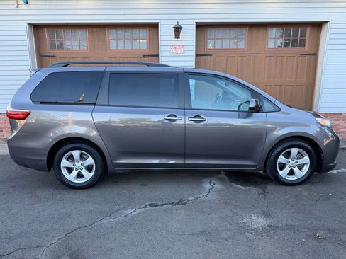 Used 2017 Toyota Sienna LE FWD image 2
