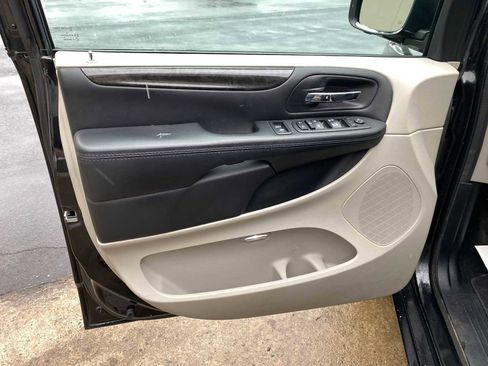 Used 2018 Dodge Grand Caravan SE image 28