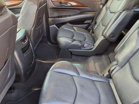 Used 2020 Cadillac Escalade 2WD image 11