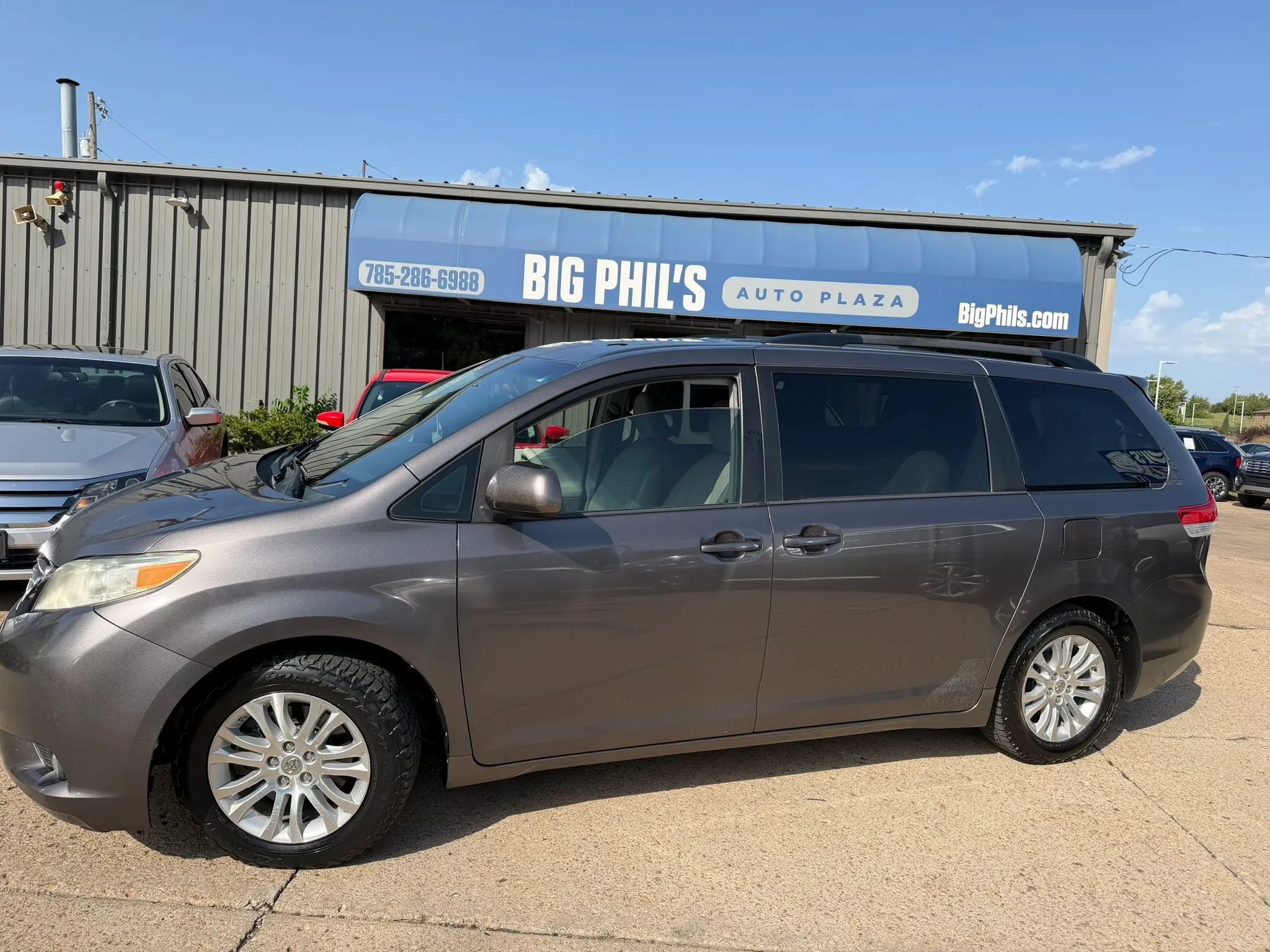 Used 2013 Toyota Sienna XLE FWD image 2