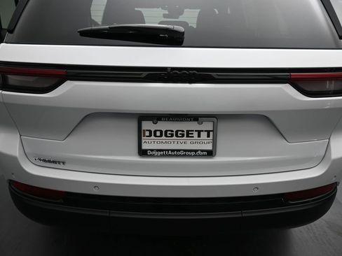 New 2025 Jeep Grand Cherokee Altitude image 10