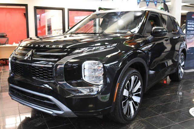 Used 2025 Mitsubishi Outlander AWD image 1