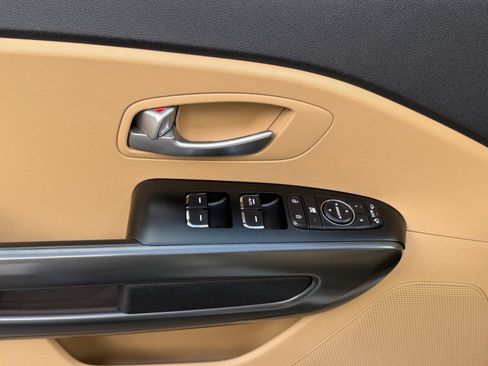 Used 2018 Kia Sedona LX FWD image 11