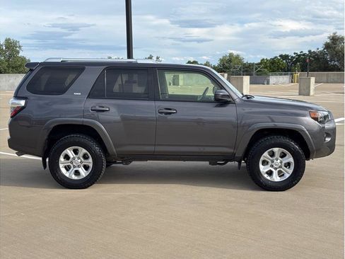 Used 2015 Toyota 4Runner SR5 AWD/4WD image 9