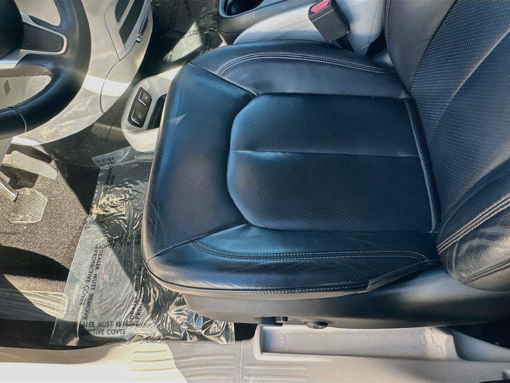 Used 2018 Chrysler Pacifica Touring-L FWD image 18