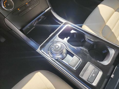 Used 2019 Ford Edge SE image 24