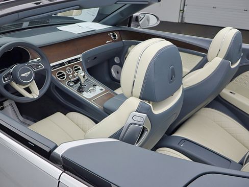 Used 2023 Bentley Continental GT Azure image 40
