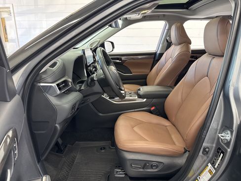 Certified 2025 Toyota Highlander Limited image 15