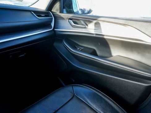 Used 2023 Jeep Grand Cherokee Limited w/ Luxury Tech Group II image 31