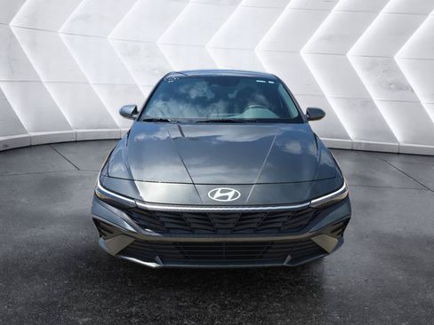 Used 2024 Hyundai Elantra SEL FWD image 2