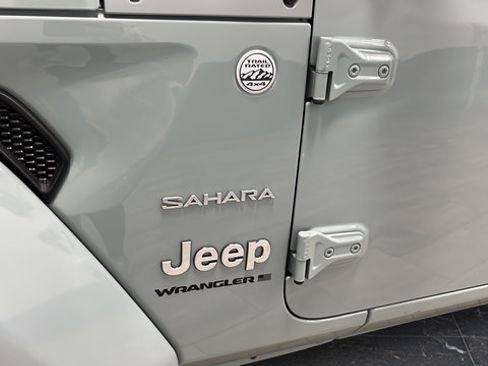 Used 2024 Jeep Wrangler Unlimited Sahara AWD/4WD image 39