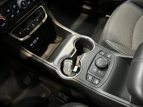 Used 2023 GMC Terrain SLE w/ Driver Convenience Package image 18