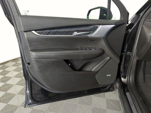 Used 2025 Cadillac XT6 Premium Luxury AWD/4WD image 17