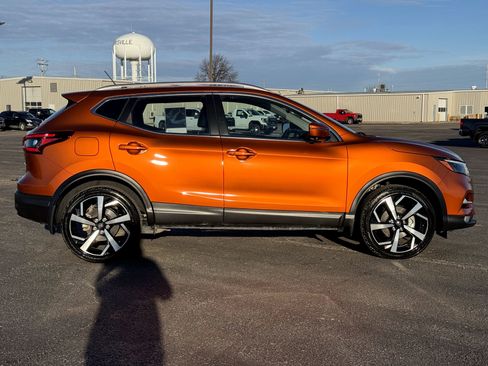 Used 2022 Nissan Rogue Sport SL w/ Premium Package image 2