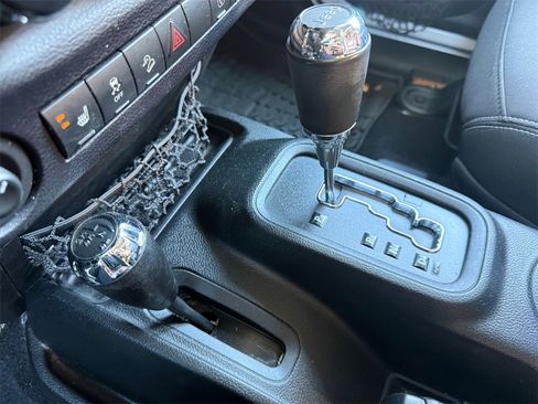 Used 2015 Jeep Wrangler Unlimited Rubicon w/ Connectivity Group image 13