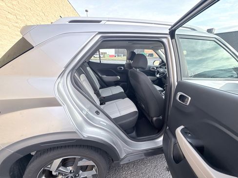 Used 2024 Hyundai Venue SEL image 12