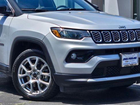 Used 2025 Jeep Compass Limited AWD/4WD image 3