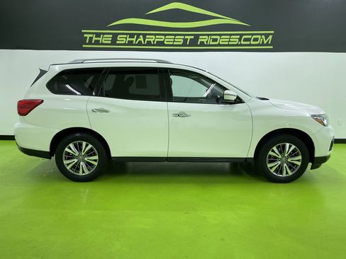 Used 2018 Nissan Pathfinder SV image 11