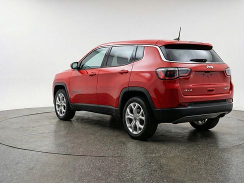 Used 2025 Jeep Compass Latitude AWD/4WD image 6