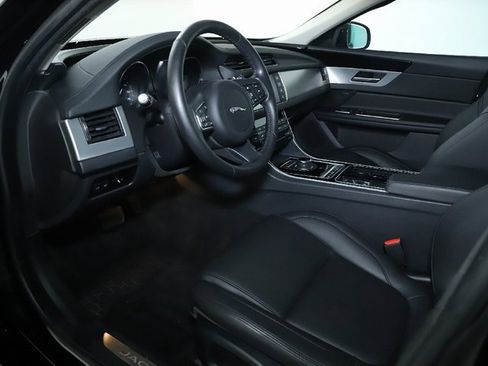 Used 2018 Jaguar XF Premium image 16