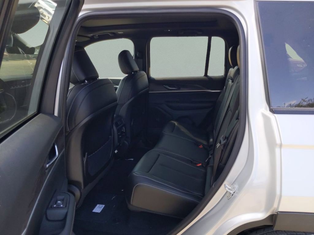 New 2025 Jeep Grand Cherokee Limited RWD image 17