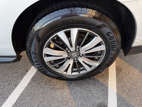 Used 2017 Nissan Pathfinder SV image 8