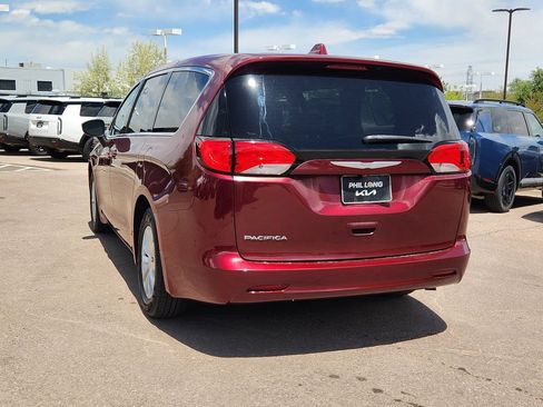 Used 2017 Chrysler Pacifica Touring w/ Tire & Wheel Group FWD image 7