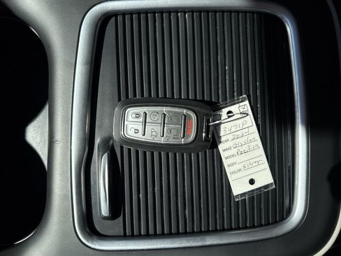 Used 2024 Chrysler Pacifica Touring-L FWD image 22