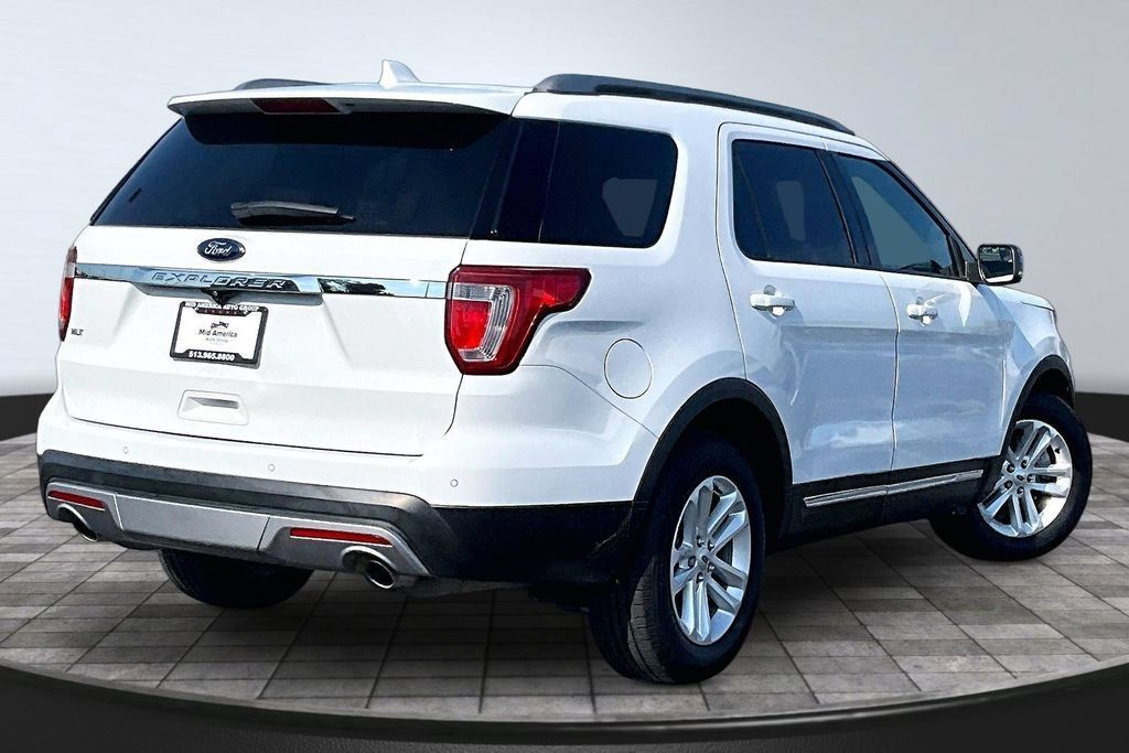 Used 2017 Ford Explorer XLT FWD image 2