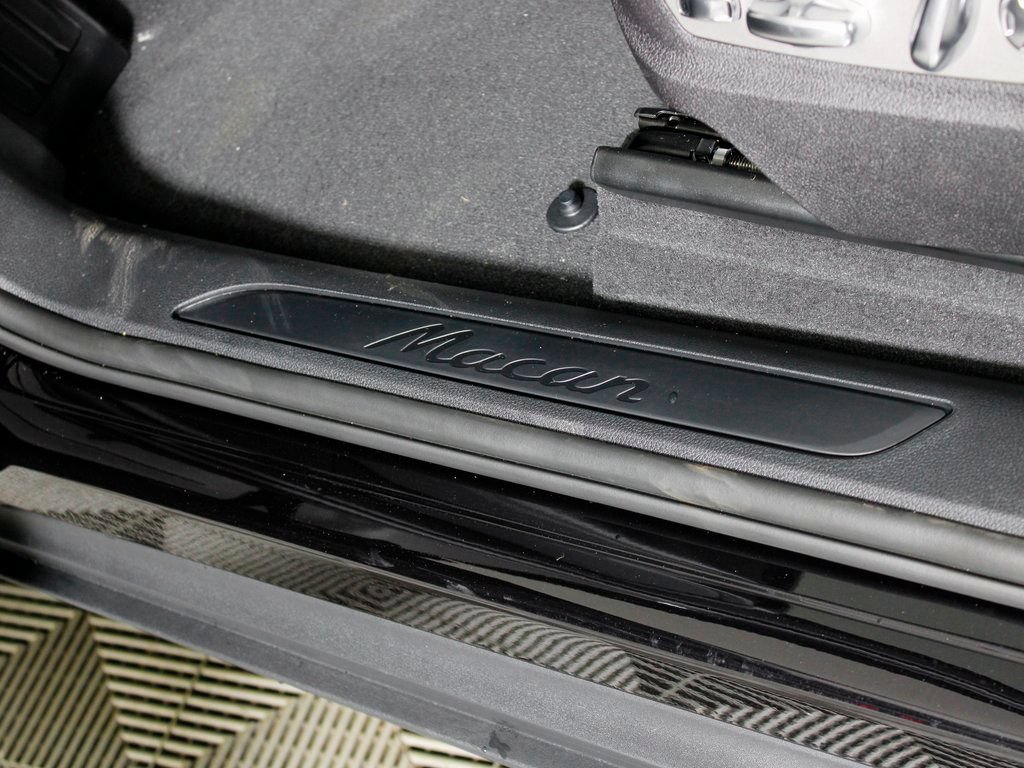 Certified 2026 Porsche Macan AWD/4WD image 18