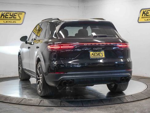 Used 2023 Porsche Cayenne Platinum Edition image 2