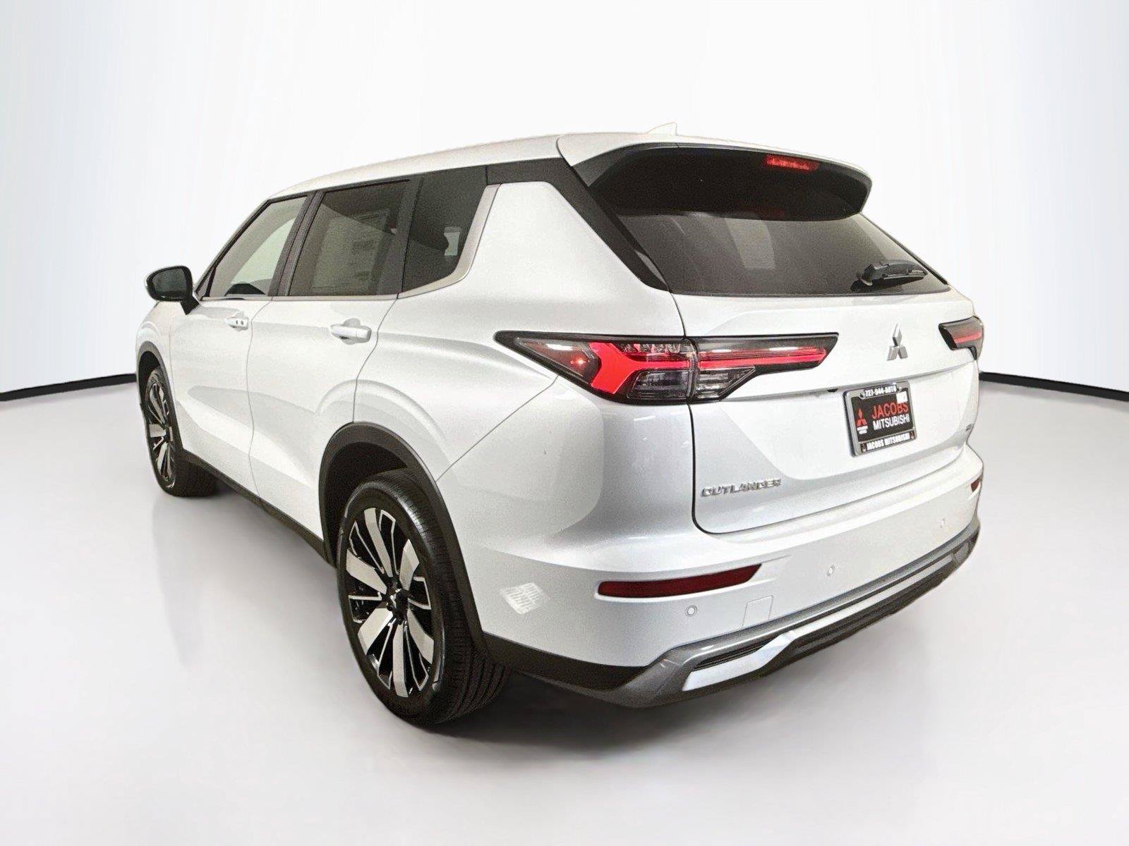 New 2026 Mitsubishi Outlander SE FWD image 3