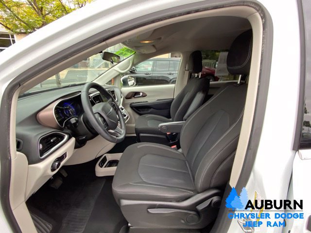 Used 2021 Chrysler Voyager L FWD image 31