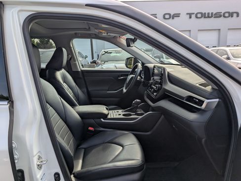Used 2022 Toyota Highlander XLE AWD/4WD image 11